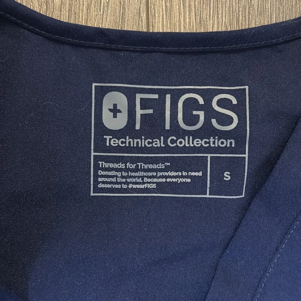 FIGS Scrubs Top - Picture 2 of 3